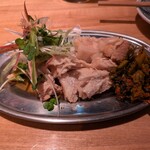 居酒屋 ヨーテル - ゆで豚のどっさり薬味載せ、一人なのでハーフサイズで。