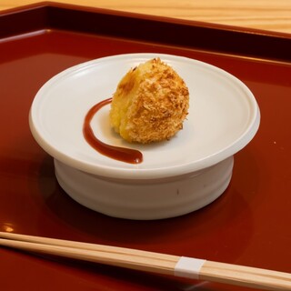 ホアグラとトリュフのコロッケコース料理に含まれます。