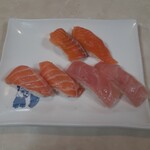 寿司 若竹丸 大宰府店 - (上から)オーロラサーモン・オーロラサーモントロ・マグロ