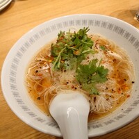 Az/ビーフン東 大阪店 - 蒸し鶏と新玉葱の汁ビーフン