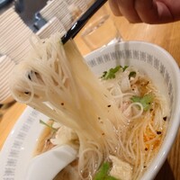 Az/ビーフン東 大阪店 - 蒸し鶏と新玉葱の汁ビーフン