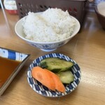 江ちゃんラーメン - ご飯と漬物…ウォー人参まぁ(･･;)