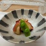 鮨処 暁 -akatsuki- - 明石の真蛸とスナップエンドウの小鉢