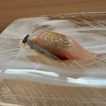 鮨処 暁 -akatsuki- - 徳島県の縞鯵、間の赤紫蘇が良い仕事してますね