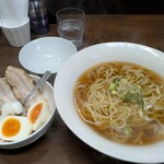 らーめん蔵花 - 金華豚らーめん　1300円　チャーシュー、味付け玉子、背脂別皿。ご飯付き。