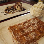 DANDOY - ブリュッセルワッフル＋生クリーム、リエージュワッフル＋チョコレートアイス