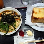 ほびーい喫茶店 - とじうどんカツ(値段お任せ)。トースト 400円(税込)。