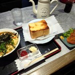 ほびーい喫茶店 - とじうどんカツ(値段お任せ)。トースト 400円(税込)。