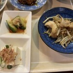 ちくでん - 小鉢はきゅうりと冷奴、それと鳥肉炒め