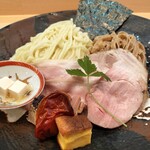 飯田商店 - 手前のお肉が東京Ｘ