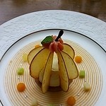 奥入瀬渓流ホテル - リンゴの鳥かごにカルバドスの利いたアイスクリーム　メロン・リンゴ・マンゴーのサイコロ散らして