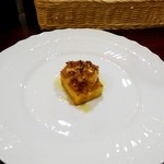 エッフェ - ひよこ豆を焼き固めたものに手長海老とボタン海老のソース