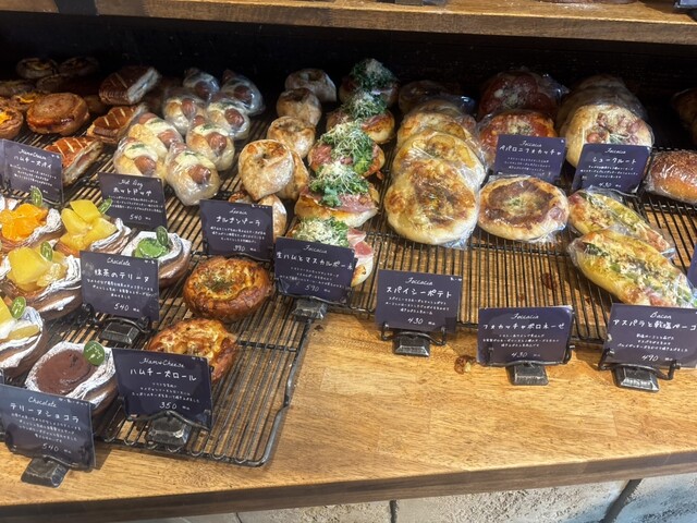 丘の上のオシャレなパン屋さん』by シンジかがわ : 丘の上のパン屋