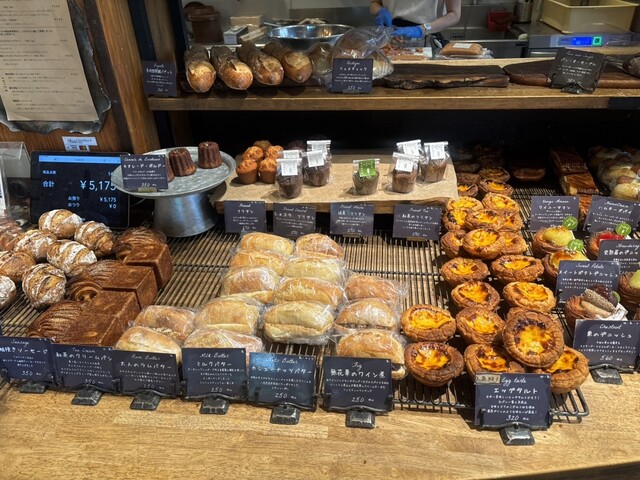 丘の上のオシャレなパン屋さん』by シンジかがわ : 丘の上のパン屋