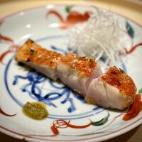 温石 - 炭火で焼いている時の香りを鼻が覚えていて、大変盛り上がります♪
                    季節的なのか鮮度なのかは分かりませんが、味の乗りは弱いものの、やっぱり温石さんではこれをいただかずには帰れません(^^)