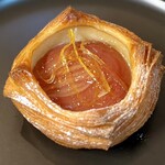バックシュトゥーベ ツオップ - 桃のワイン煮のデニッシュ