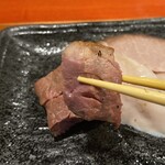 中華そば 鴨福 - 別皿にご案内致しますm(_ _)m
      コチラはハンガリー産マグレカナールの鴨肉。
      持つだけで柔らかっ(*ﾟ∀ﾟ*)