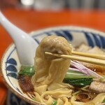 中華そば 鴨福 - ハレー彗星のように尾が長いワンタン。
      鴨肉たっぷりでジューシー♪
      かなり大きいけど頑張って一口で。
      幸せ宅急便をお口の中にお届けします。