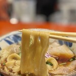 中華そば 鴨福 - 厚めなきしめんのような3層構造の麺はもっちもち！
                                箸で持ち上げるとツルンツルンとすべる〜(⊙ꇴ⊙)
                                表層部は"もち姫さぬきの夢"を使用、
                                中心部はセモリナ粉を使っているそう。
