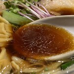 中華そば 鴨福 - 羅臼昆布、伊吹いりこ、岩手鴨などから取った
      スープの上に香味油が張っています。
      いやもう濃厚激ウマ( ꒪﹃ ꒪)