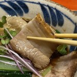 中華そば 鴨福 - ガリシア栗豚肩ロース。
      柔らかくて旨味ジュワリ(*´ч`*)