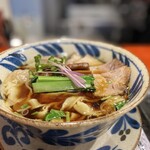 中華そば 鴨福 - 特製中華そば(醤油)を横から
