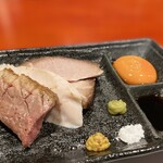 中華そば 鴨福 - 特製中華そばについてくる別盛の皿。
                                ・ハンガリー産マグレカナール（鴨肉）
                                ・桜姫鶏むね肉
                                ・ガリシア栗豚肩ロース