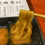 中華そば 鴨福 - あまった黄身に麺を入れてすき焼き風に。
      ただでさえツルンツルンの麺が、
      トロンチュルンに♪
      お口の中がもうすき焼きです(´｡✪ω✪｡｀)