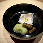 温石 - とても繊細な吸い地に、上品な白甘鯛がホロっと美味。
      そして私は、すいとんが大好き！(^^)
      空豆のすいとんが、高貴な椀物に一気に親近感を加えて、スッと馴染んでくれます。
