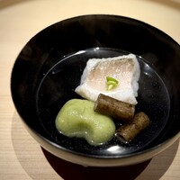 温石 - とても繊細な吸い地に、上品な白甘鯛がホロっと美味。
                      そして私は、すいとんが大好き！(^^)
                      空豆のすいとんが、高貴な椀物に一気に親近感を加えて、スッと馴染んでくれます。