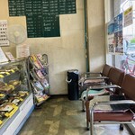 美味亭松原店 - 店内　※座って待てます