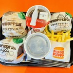 バーガーキング - 料理写真:オーダーから10分程で提供。ウーロン茶は氷無しにして正解。ケチャップ2個もらっといた。