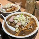 札幌 六坊 - 奥札幌塩ラーメン　　手前札幌ブラック大盛