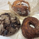 dough-ist - 【限定パン3種】左:チョコライ(460円)  上:ココナッツロデブ(330円)   右:フレンチクルーラー(350円)