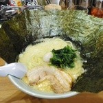 横浜家系ラーメン 魂心家 - まくり券でサービストッピングが選べて　海苔を5枚追加したら計8枚になった　これでも普通の塩らーめんです。これにおかわり自由のライスとラーメン大盛り無料サービス。　ここにハマったら他は行けないなあ？