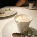 レフェルヴェソンス - 大麦若葉のアイスクリーム、トンカ豆のムース、アメリカンチェリーのコンフィ