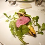 レフェルヴェソンス - 熊本あか牛サーロイン肉を薪火で、ムール貝のピュレとポシェ、サバイヨン、ジャガイモ、ルコラとのこぎり草の葉