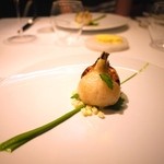 レフェルヴェソンス - 丸ごと火入れした蕪とイタリアンパセリのエミュルション、パスク黒豚のジャンボンセック＆ブリオッシュ
      