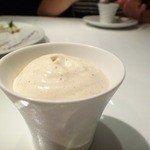 レフェルヴェソンス - 大麦若葉のアイスクリーム、トンカ豆のムース、アメリカンチェリーのコンフィ