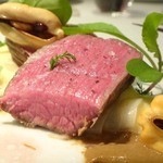 レフェルヴェソンス - 熊本あか牛サーロイン肉を薪火で、ムール貝のピュレとポシェ、サバイヨン、ジャガイモ、ルコラとのこぎり草の葉