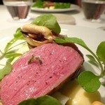 レフェルヴェソンス - 熊本あか牛サーロイン肉を薪火で、ムール貝のピュレとポシェ、サバイヨン、ジャガイモ、ルコラとのこぎり草の葉