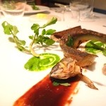 レフェルヴェソンス - 生き生きと焼いた鮎をそのコンソメと、肝の苦みのガストリックとタブナード、クレソン、山山葵