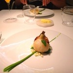 レフェルヴェソンス - 丸ごと火入れした蕪とイタリアンパセリのエミュルション、パスク黒豚のジャンボンセック＆ブリオッシュ
      