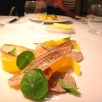 レフェルヴェソンス - 鱚を軽く炙って、小玉葱と夏トリュフ、芥子味噌、琉球マンゴー、バジルとナスタチウムの葉