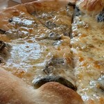 ミンズヤード - ちりめんじゃこと海苔のピザ