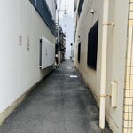 めん 呼白 - お店はこの細い路地の奥！一回、通り過ぎました。笑