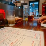 リトルウッズ - カウンターの一番奥から入口見た感じ