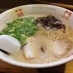 ラーメン♡  どちらかというとあっさりの豚骨ラーメン、まさに締めの一杯。二十代後半の思い出が蘇る。お兄さんも元気そうで何より。お互い歳とったねええ！  はは  