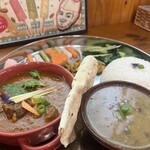 ナマステRARA - ダルバートプレート。豆のスープ（ダル）とマトンカレーに挟まれるパパドちゃん。このパパドの素朴な味に魅かれる。