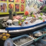 Yoyo Restaurant - お店では店頭に並んだ魚貝から好きな物を選んで調理してもらう方式でした。
            
